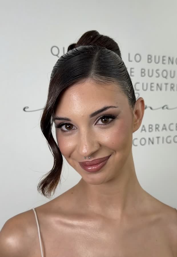 Recogido con maquillaje frente a la pared manifiesto de Ana Tudela