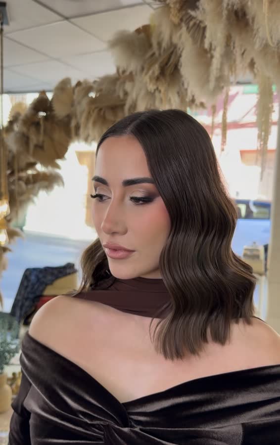 Maquillaje natural con ondas sueltas