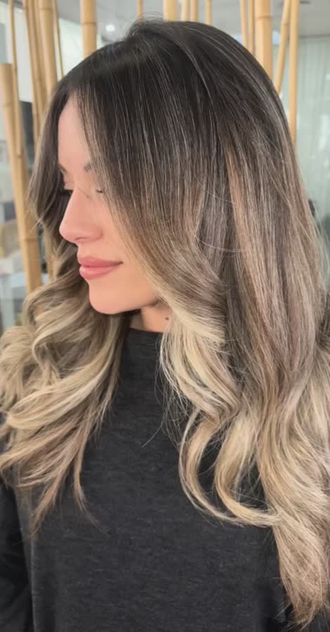 Color balayage de perfil sobre fondo oscuro
