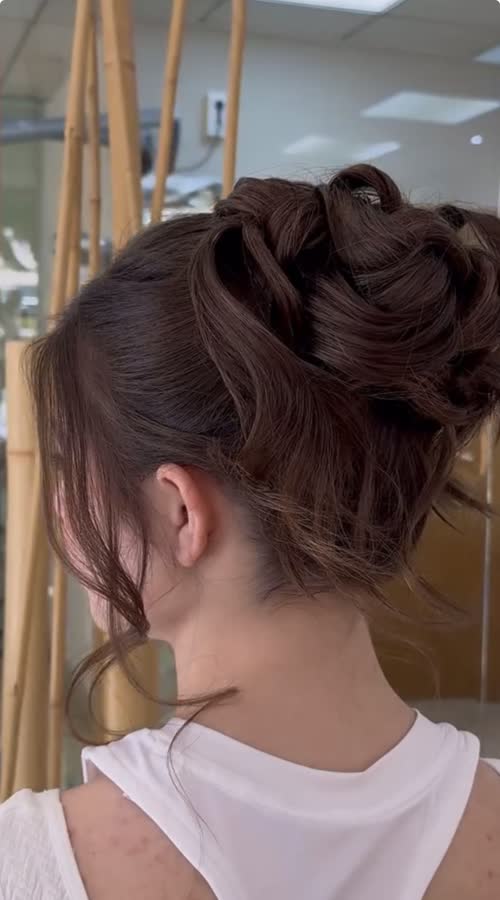 Moño alto elegante con acabado pulido