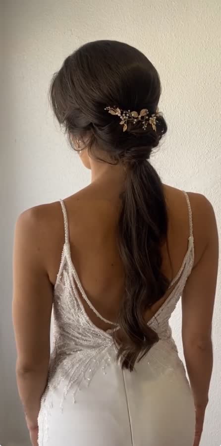 Coleta de novia con prendedor floral dorado