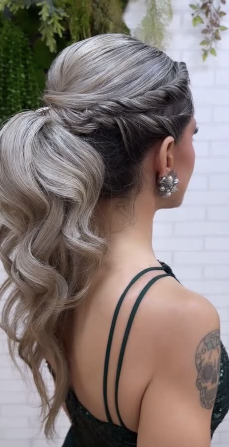 Coleta alta con ondas en tono plateado