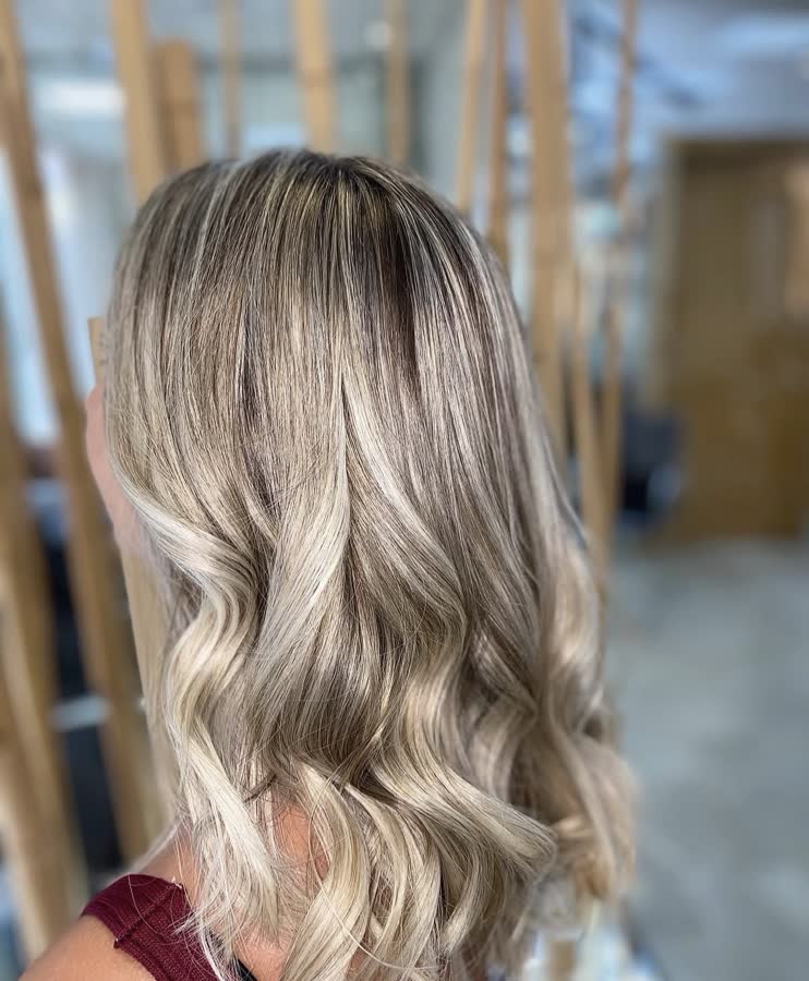 Ondas suaves con balayage rubio