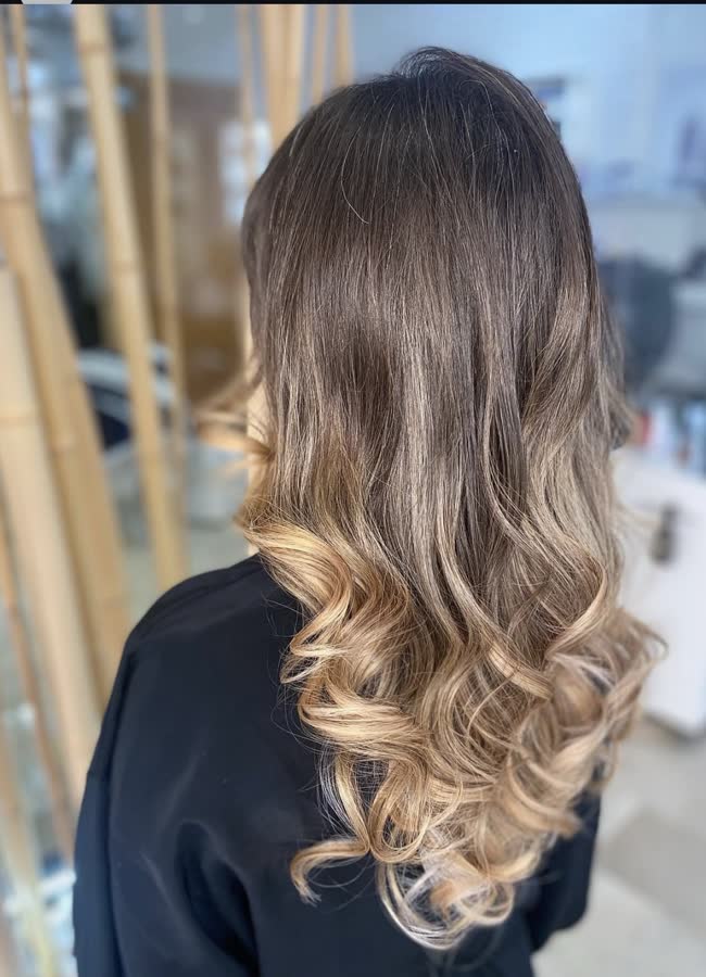 Melena morena con balayage sutil