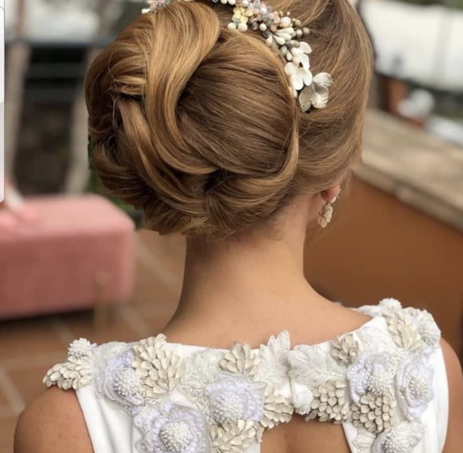 Recogido de novia con tocado floral